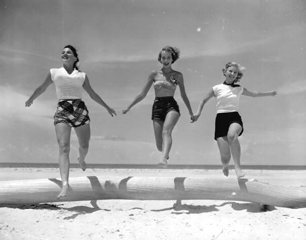 3 femmes à la plage en 1952 à Saint George Island