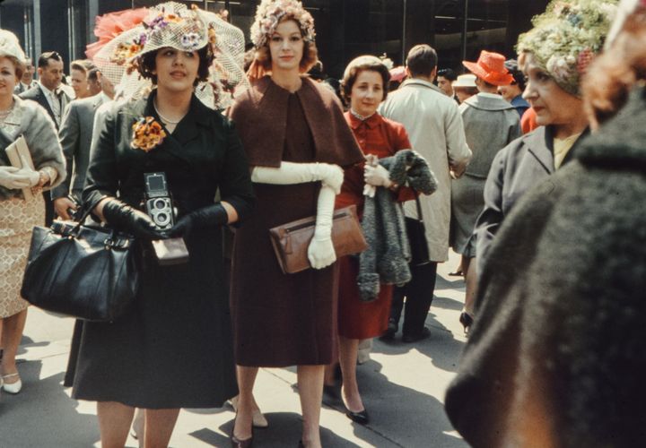 Femmes assistant à l'Easter Parade à New York en 1960