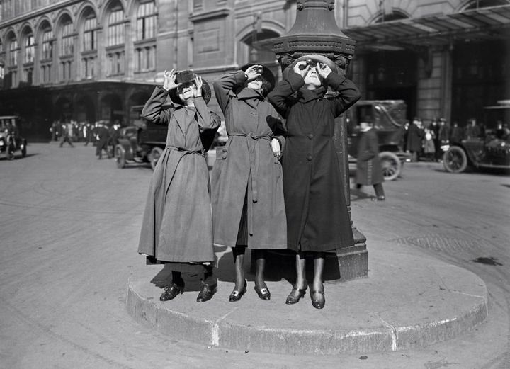 trois femmes regardant l'éclipse solaire de 1921 à Paris