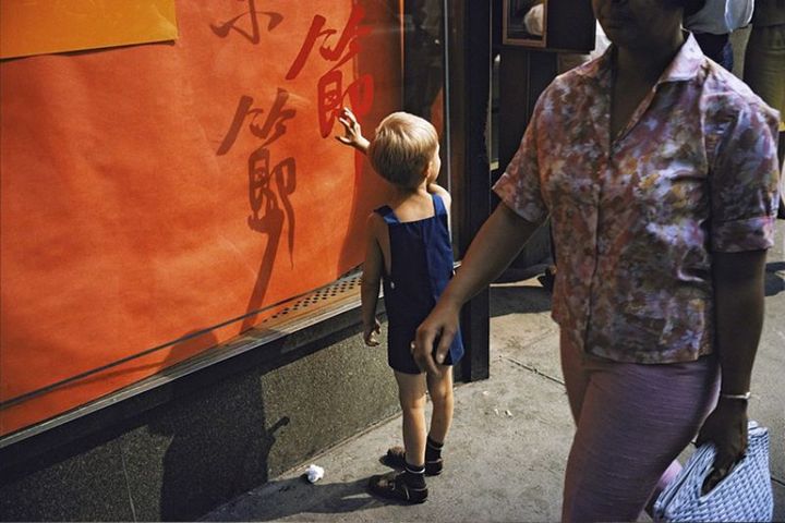 enfant devant une vitrine